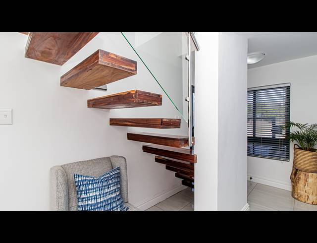 4 BEDROOM HOUSE FOR SALE IN BEACHFRONT
